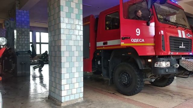 Сбор и выезд по тревоге. Ukrainian firefighters responding to call смотреть онлайн