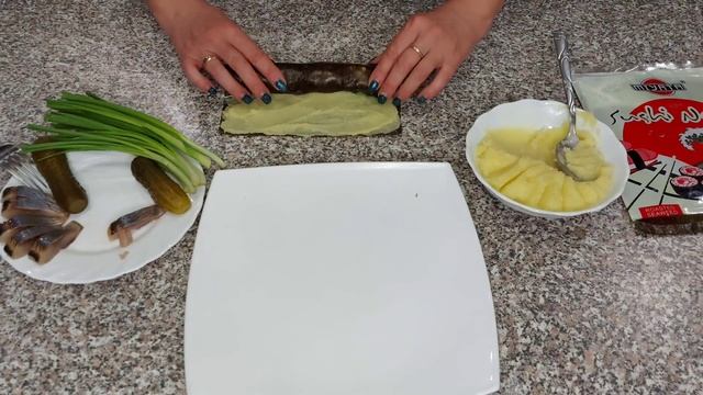 Картофельные роллы с селёдкой и солёным огурцом/праздничная закуска