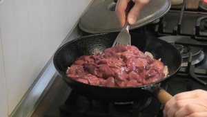 Печень по-строгановски. Я готовлю.