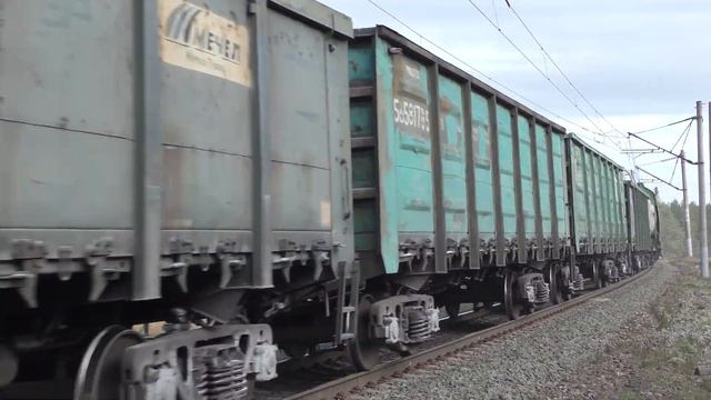 Тепловоз 2ТЭ25КМ-0485 с грузовым поездом смотреть онлайн