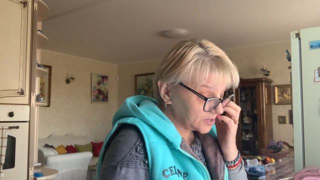 Глажу белье, мое не любимое занятие. Немного поболтаем….
