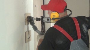 Вырез под розетки и выключатели без пыли в армированном бетоне в Санкт-Петербурге