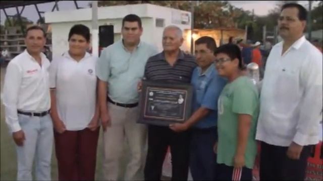 CARLOS REYNOSO RECIBE HOMENAJE EN EL ESTATAL JUVENIL B
