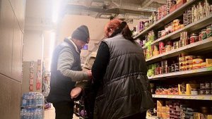 Воришку в магазине взяли с поличным.