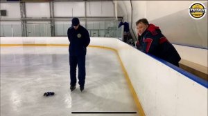 КОНЕК ПОКАТИТ САМ! - Работа с ребрами конька. Катание хоккеиста в исполнении Кирилла Банникова