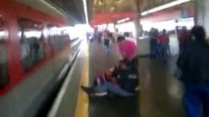 Девушка прыгнула под поезд за телефоном