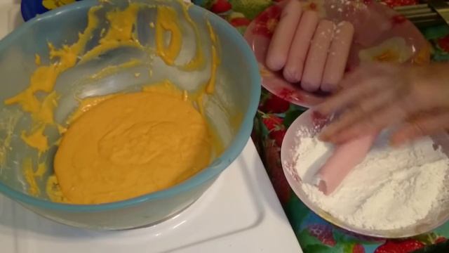 Сосиска в тесте на сковороде без кефира простой рецепт на ужин!