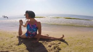 Йога на пляже / Yoga on the beach