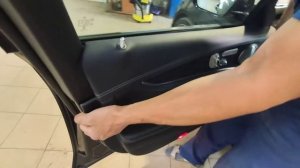 Mercedes E (W213). Снять обшивку передней двери.