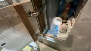 Люк под ревизию в санузел, на петлях Blum 155* под tip-on.