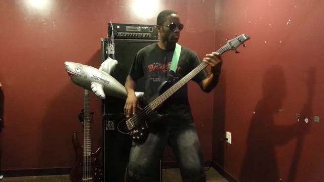 Bruno Mars Locked Out of Heaven Bass Cover смотреть онлайн