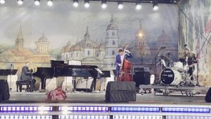 ТРИО ОЛЕГА АККУРАТОВА (Москва):
лауреат международных конкурсов
Олег АККУРАТОВ – фортепиано
Сергей К