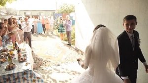 Родители с свадебным караваем встречают новобрачных