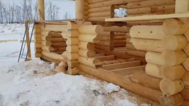 Монтируем фронтоны и готовим стропильную систему на срубе дома из оцилиндрованного бревна.mp4