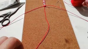 Браслет из красной нити