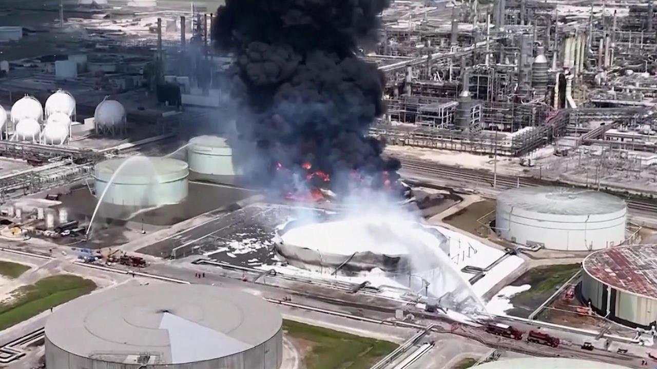 Массовая эвакуация идет в Луизиане, где не могут потушить пожар на нефтеперерабатывающем заводе