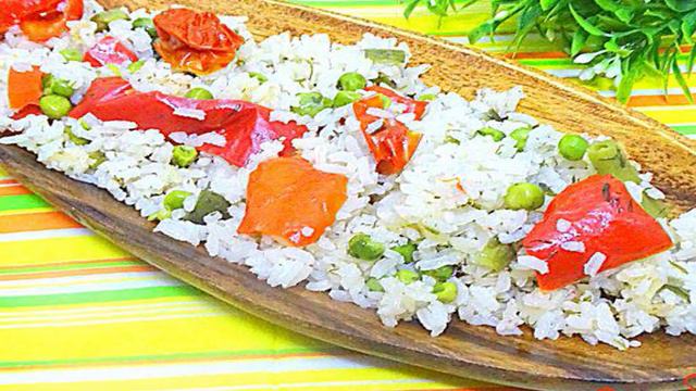Рис с перцем, горошком и помидорами