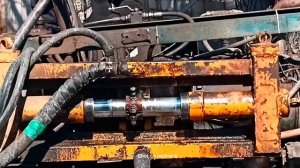 Буровой насос в работе.