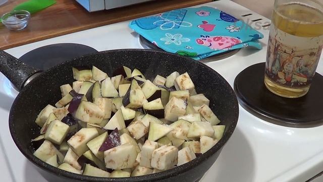 Салат из баклажанов с яйцом и помидором. Eggplant salad with egg and tomato. смотреть онлайн
