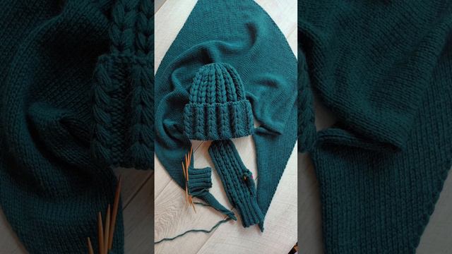 шапочка с отворотом объёмной вязки смотреть онлайн