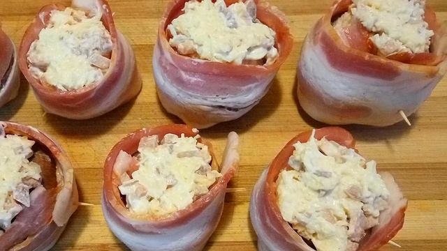 Шампиньоны в беконе/ Финики с моцареллой в беконе