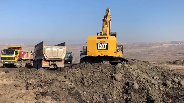 Caterpillar 6015B Excavator Loading Trucks Non Stop For 3 Hours - Mega Machines Movie смотреть онлайн