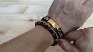 Красивый кожаный браслет с позолоченным замком и плетением