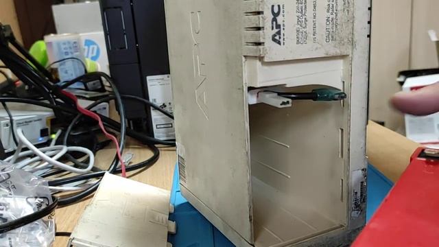 Замена аккумулятора в ИБП Back-UPS CS 650 смотреть онлайн