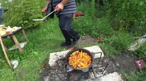 ГОТОВЛЮ ПЛОВ ИЗ СВИНИНЫ НА КОСТРЕ. В ЧУГУННОМ НОВОМ КАЗАНЕ В ГАРАЖЕ.