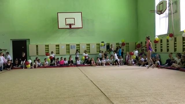 Чернышова Ника - Упражнение с обручем - Посвящение в гимнасты 2017 смотреть онлайн