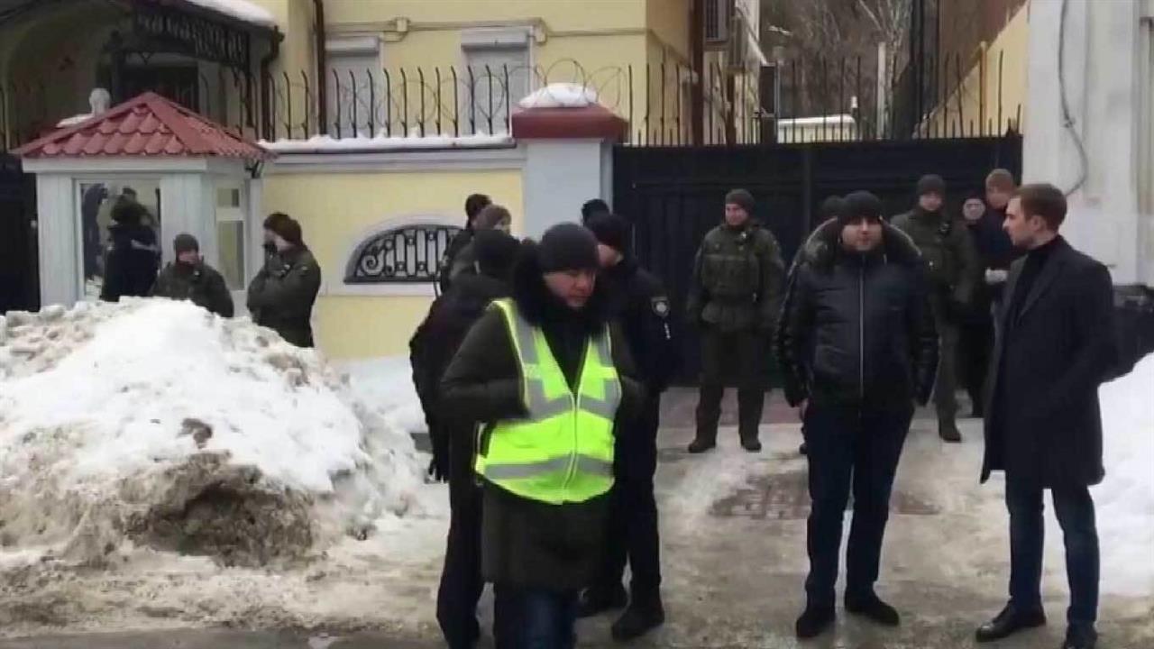 В Харькове националисты забросали яйцами и облили зеленкой здание генерального консульства России