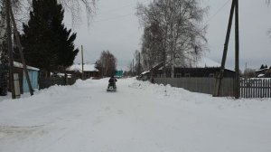 Буран на двух лыжах валит боком.