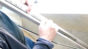 Ремонт пластиковых окон. Этап 7  Установка среднего запора