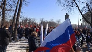 Идет народ идет на Концерт-митинг в «Лужниках»