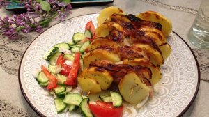 Свинина с картофелем и беконом на шпажках, запеченная в духовке