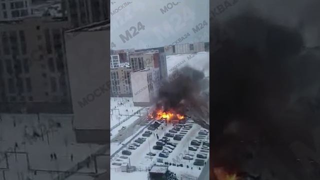 Рядом с метро «Рассказовка» горит парковка. Огонь перекинулся на строительные бытовки - Москва 24