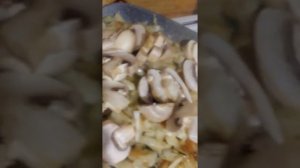 Жаренная капуста с шампиньонами...
