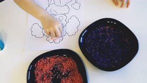 Поделки из риса. Окрашиваем рис для поделок. Занимаемся с детьми. Разукрашки. Цветной рис.