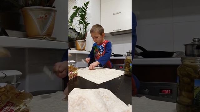 Перекус на быструю руку из лаваша, сыра Янтарь и огурцов