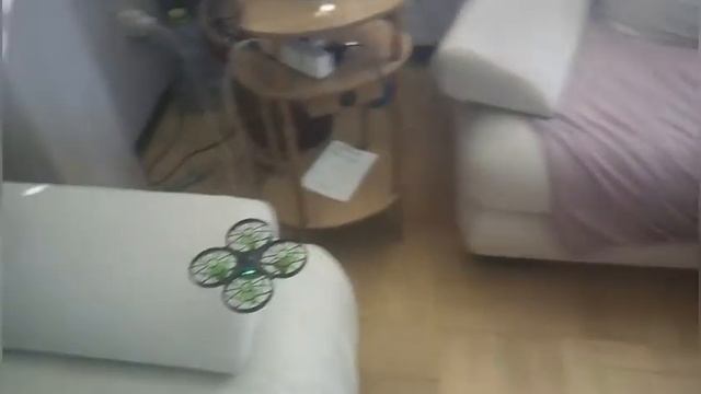 Обзор дрона Syma X26 запуск в квартире. смотреть онлайн