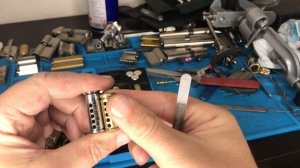 Вскрытие дверного замка без ключа