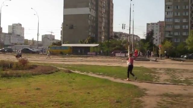 Остановочный комплекс на конечной трамвая возле метро Героев Днепра смотреть онлайн