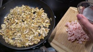 Рулет из омлета с шампиньонами.