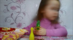 Открываем кукурузные палочки "Королевские" с сюрпризами.
