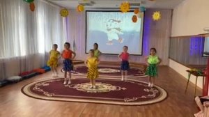 Танец «Веселые подружки» (исполняют девочки старшей группы)