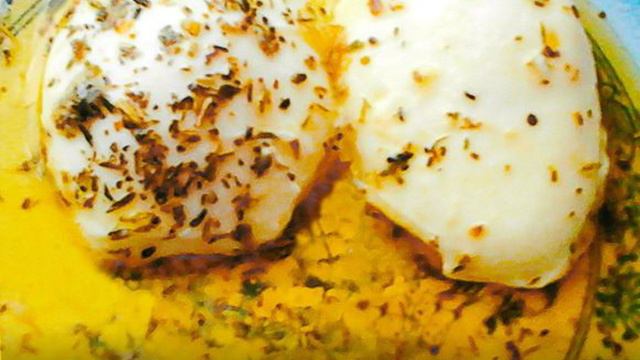 Яйца-пашот с простым соусом из трав и масла