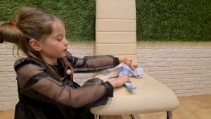 Эльза и аппарат для плетения косичек. Подарок на Новый год
