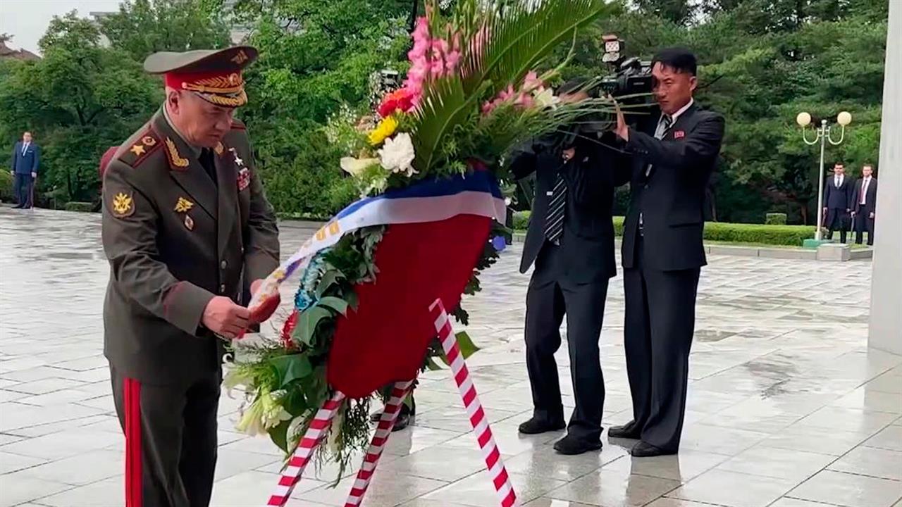 Министр обороны Сергей Шойгу прибыл с визитом в Северную Корею