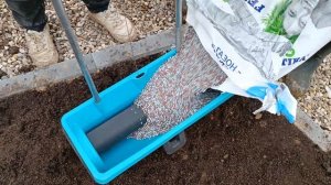 Газонное удобрение Фертика, распределяю по участку сеялкой Гардена.