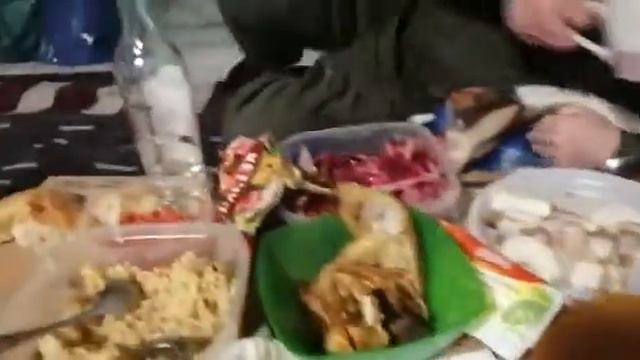 Золотари.. поцанчики отдыхают не будем мешать... 😂😂😂😂 смотреть онлайн